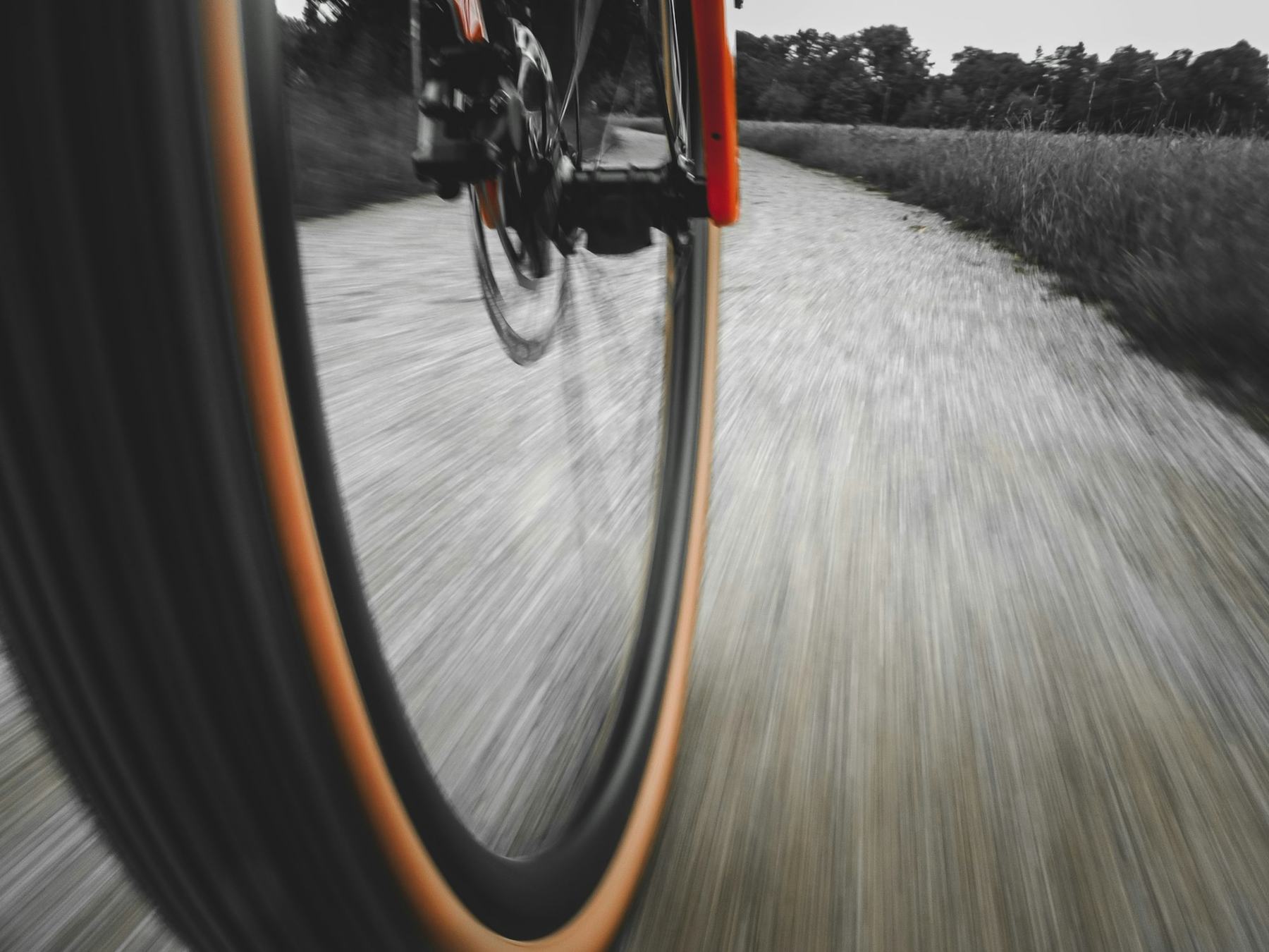 Een fietsband in beweging op het asfalt